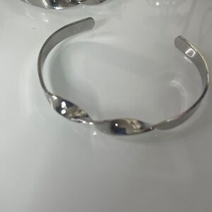 Bracelet Sleek Silver Women's Twist Cuff styled